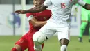 Bek Timnas Indonesia, Hansamu Yama Pranata (kiri) berebut bola dengan pemain Hong Kong, Paul Olivier Ngue pada laga uji coba internasional di Stadion Wibawa Mukti, Cikarang, Selasa (16/10). Laga berakhir imbang 1-1. (Liputan6.com/Helmi Fithriansyah)