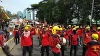 Massa buruh ikut menggelar aksi unjuk rasa di depan Kompleks DPR/MPR. (Liputan6.com/Ady Anugrahadi)