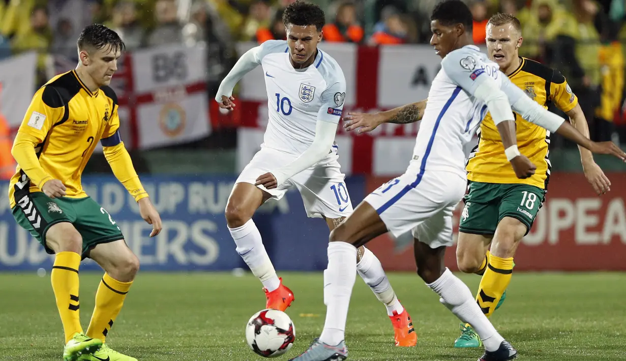 Gelandang Inggris, Marcus Rashford, mengontrol bola saat pertandingan melawan Lithuania pada laga kualifikasi Piala Dunia di Stadion Vilnius, Minggu (8/10/2017). Inggris menang 1-0 atas Lithuania. (AP/Mindaugas Kulbis)
