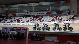 Tim balap sepeda Uzbekistan berkompetisi pada babak kualifikasi nomor team pursuit putri UCI Track Nation Cup 2023 yang berlangsung di Jakarta International Velodrome, Rawamangun, Jakarta, Kamis (23/2/2023). (Bola.com/Bagaskara Lazuardi)