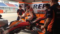 Pembalap Repsol Honda, Marc Marquez saat bersiap melakukan tes pramusim MotoGP 2018 di Sirkuit Losail, Qatar. (Twitter/Repsol Honda)
