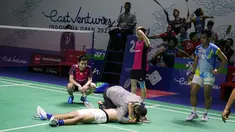 Perasaan sedih dialami oleh pelatih ganda putra Malaysia, Rexy Mainaky, yang juga mendampingi anak asuhnya, Aaron Chia/Soh Wooi Yik, usai cedera yang dialami oleh Yeremia pada saat laga tersisa satu poin untuk pasangan Pramudya/Yeremia. (Bola.com/Bagaskara Lazuardi)