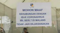 Pengumuman pembatalan kompetisi IBL Seri VII di Malang untuk mencegah penularan virus corona Covid - 19 di loket pembelian tiket (Liputan6.com/Zainul Arifin)