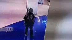 Rekaman CCTV menunjukkan tentara Thailand Jakrapanth Thomma berjalan sambil membawa senjata di mal Terminal 21, Nakhon Ratchasima, Thailand, Sabtu (8/2/2020). Hingga saat ini tercatat 26 orang tewas dalam penembakan yang dilakukan Jakrapanth Thomma di mal Terminal 21. (MCOT/MCOT Public Company Limit
