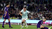 Striker Inter Milan, Lautaro Martinez, memborong dua gol kemenangan timnya atas Fiorentina pada laga final Coppa Italia di Stadio Olimpico, Roma, Kamis (25/5/2023) dini hari WIB. Inter menang 2-1 atas Fiorentina, dan berhak meraih trofi Coppa Italia musim ini. (AFP/Isabella Bonotto)