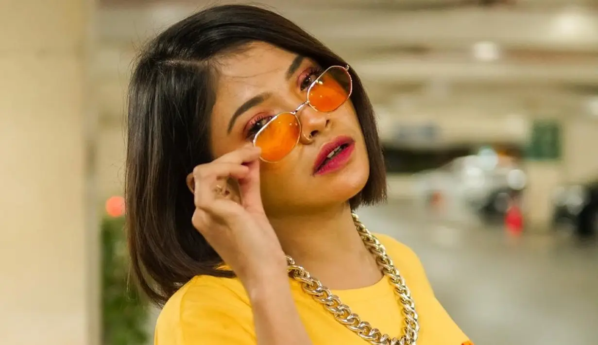 Di kesehariannya, Sara Fajira kerap tampil santai. Seperti kali ini, aktris sekaligus penyanyi itu terlihat simpel dengan kaus berwarna kuning ditambah dengan aksesoris kalung rantai. Tak lupa ia juga pakai kacamata untuk membuat penampilannya makin keren. (Liputan6.com/IG/@sarafajira)