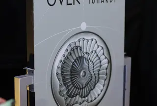 Eksplorasi visi artistik bersama desainer Rinaldy Yunardi dalam merayakan keberanian dan karakter kuat perempuan melalui karya masterpiece. [Dok/MAKE OVER].