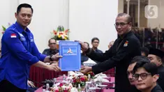 Ketua Umum Partai Demokrat Agus Harimurti Yudhoyono menyerahkan dokumen daftar bakal calon legislatif (bacaleg) kepada Ketua Komisi Pemilihan Umum (KPU) Hasyim Asy'ari di Gedung KPU, Jakarta, Minggu (14/5/2023). (Liputan6.com/Herman Zakharia)