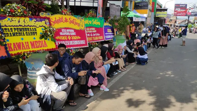 Antrian kaula muda milenial Garut, saat mendapatkan voucher belanja bagi 200 pengunjung pertama di Gramedia Store Garut