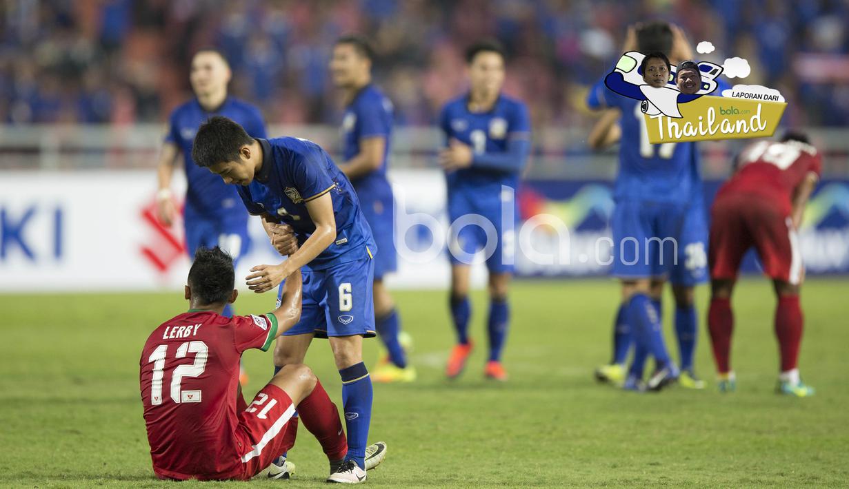 Pemain Timnas Indonesia, Lerby Eliandri dan pemain Thailand Sarach Yoyen usai laga final leg kedua Piala AFF 2016 di Thailand, (17/12/2016). (Bola.com/Vitalis Yogi Trisna)