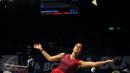 Pebulutangkis tunggal puteri Spanyol, Carolina Marin berusaha mengembalikan bola saat laga melawan Hera Desi (Indonesia) di BCA Indonesia Open 2016 di Istora Senayan Jakarta, Selasa (31/5/2016). (Liputan6.com/Helmi Fithriansyah)