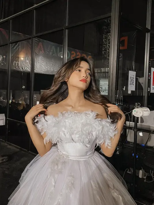 Dress tersebut terlihat semakin apik  dengan aksen bulu di panel bagian depan dress. [fuji_an]