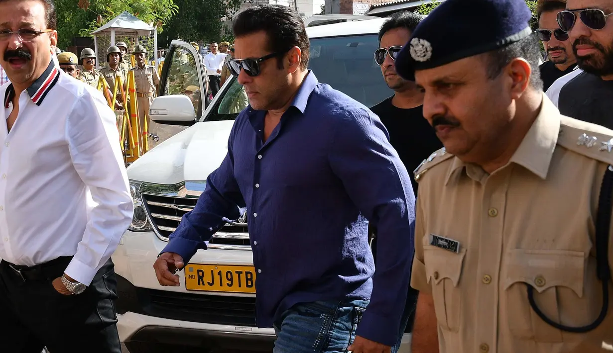 Aktor Bollywood India Salman Khan saat tiba di sebuah pengadilan di Jodhpur, India (7/5). Sebelumnya pengadilan menyatakan Salman Khan bersalah karena telah membunuh satwa langka, antelope pada 1 Oktober 1998 silam. (STR/AFP)