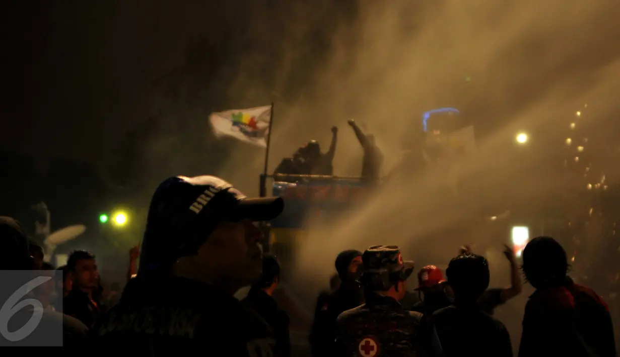Tembakan Water Cannon membubarpaksakan aksi buruh di depan Istana Merdeka, Jakarta, Jumat (30/10/2015). Pembubaran tersebut merupakan prosedur tetap dari kepolisian yang telah diatur dalam undang-undang. (Liputan6.com/ Gempur M Surya)