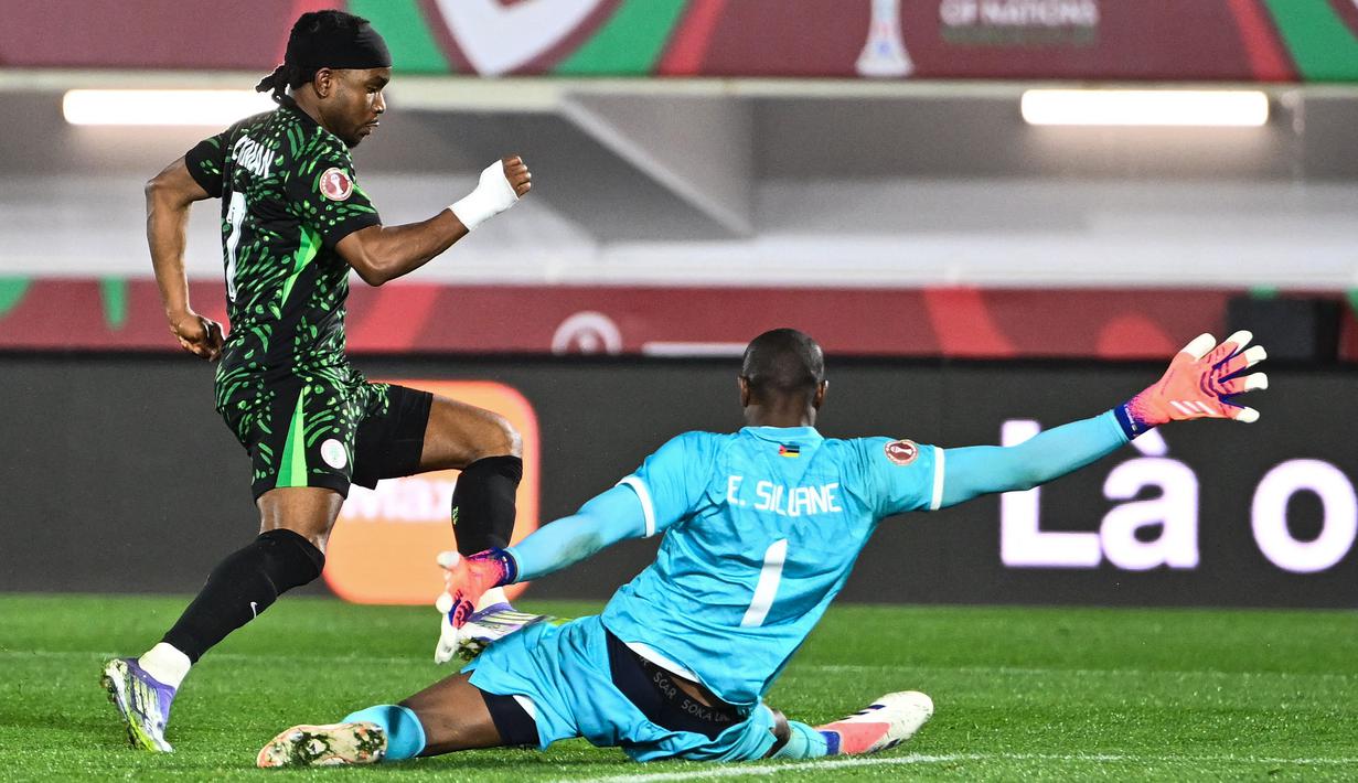 Ademola Lookman menjadi pembuka keran gol Nigeria. Lookman sukses menjebol gawang Mozambik pada menit ke-20. (AFP/Sebastien Bozon)