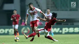 Pemain sayap Indonesia U-23, Ilham Udin Armayn (kanan) berusaha menahan gelandang Bahrain, Mohamed Marhoon pada laga PSSI Anniversary 2018 di Stadion Pakansari, Kab Bogor, Jumat (27/4). Indonesia kalah 0-1. (Liputan6.com/Helmi Fithriansyah)