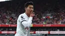 <p>Selebrasi pemain Tottenham Hotspur, Son Heung-min, setelah mencetak dua gol ke gawang Arsenal dalam pertandingan pekan keenam Liga Inggris 2023/2024 yang berlangsung di Emirates stadium, Minggu (24/9/2023). Dua gol tersebut juga membuat Son Heung-min sudah mencetak 150 gol untuk Tottenham di semua ajang. (AFP/Henry Nicholls)</p>