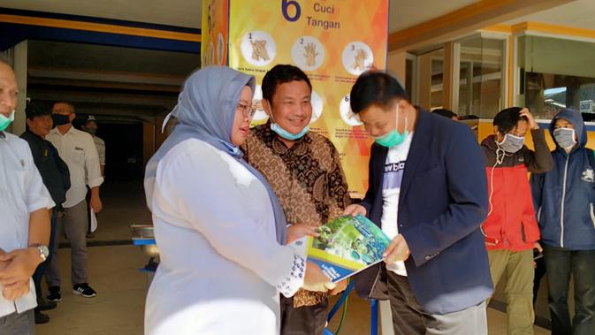 Secara simbolis, sebanyak 20 unit wastafel portabel sistem infus sabun cair hasil karya instruktur dan pegawai BLK Lembang itu diserahkan oleh Kepala BLK Lembang, Tuti Haryanti kepada Bupati Bandung Barat, Aa Umbara Sutisna.