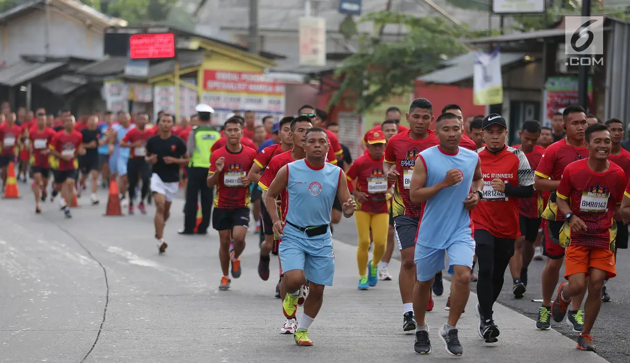 Sejumlah peserta mengikuti lomba lari 5 dan 10 Kilometer "Brimob RUN 2017" di Kelapa Dua, Depok, Minggu Pagi (3/12). Acara ini merupakan rangkaian dari perayaan hari ulang tahun Korps Brimob Polri ke-72. (Liputan6.com/JohanTallo)