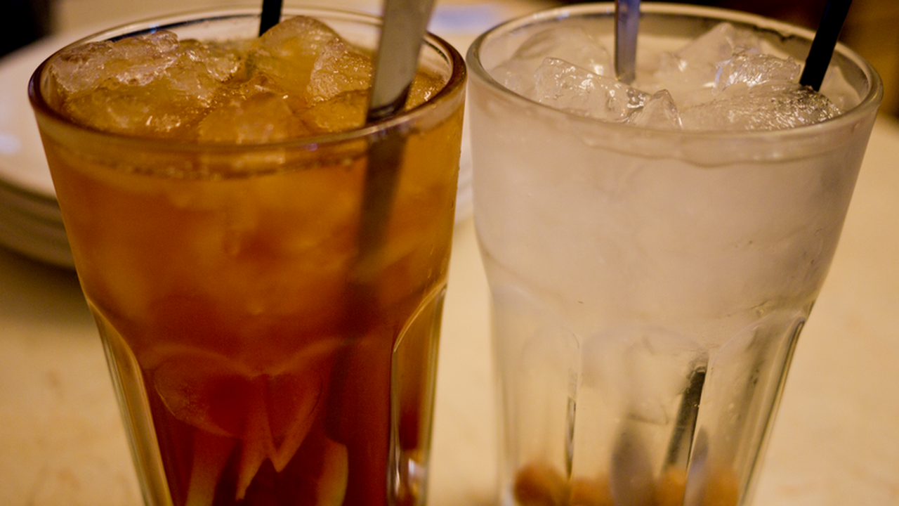 Konsumsi Es Batu Tercemar, Sebabkan Pipis Berdarah 