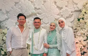 Fairuz A Rafiq dan Sonny Septian saat Hadir Akad Nikah Irish Bella dan Haldy Sabri. [@fairuzarafiq]