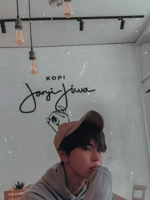 6 Editan Foto Idol K-Pop Lagi Nongkrong di Kafe Ini Bikin Halu