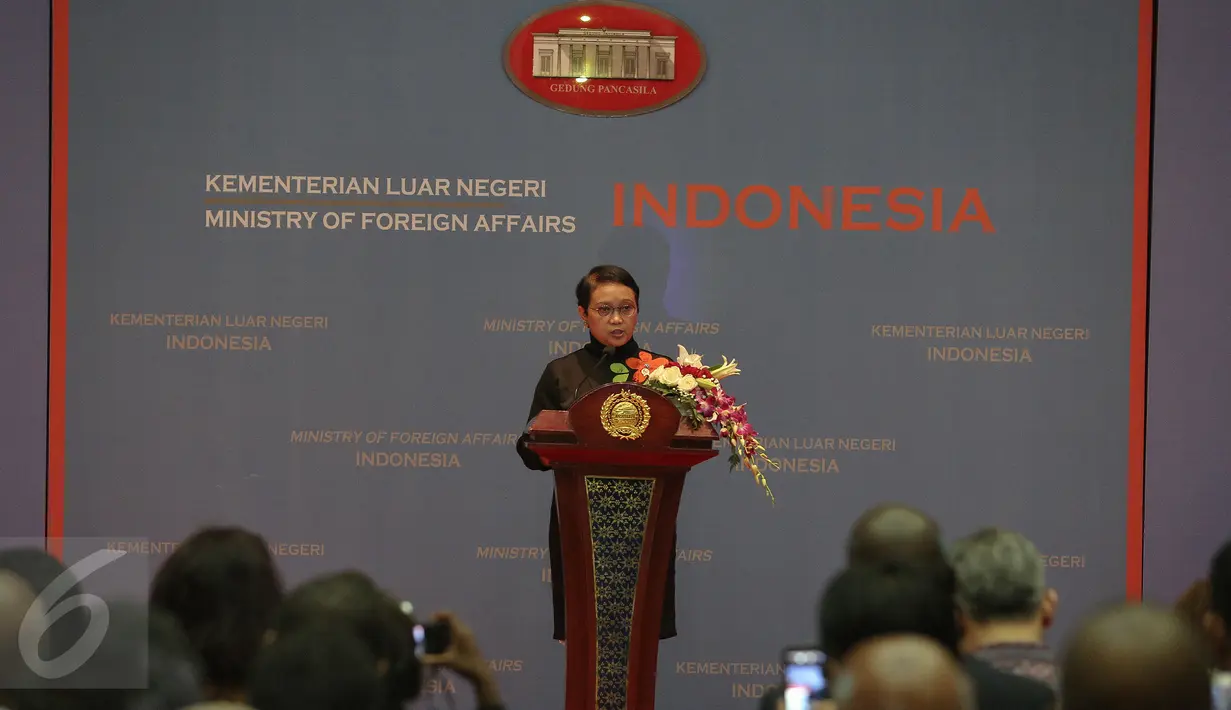 Menlu Retno LP Marsudi memberi kata sambutan saat membuka kegiatan peringatan ke-60 Konferensi Asia Afrika (KAA) dan peringatan ke-10 New Asian-African Strategic Partnership (NAASP) di gedung Kemlu, Jakarta, Senin (9/11). (Liputan6.com/Faizal Fanani)