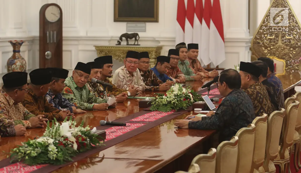 Suasana pertemuan Presiden Joko Widodo berbincang dengan pengurus Lembaga Persahabatan Organisasi Kemasyarakatan Islam (LPOI) di Istana Merdeka, Jakarta, Selasa (22/1). LPOI diketuai oleh Ketua Umum PBNU Said Aqil Siradj. (Liputan6.com/Angga Yuniar)