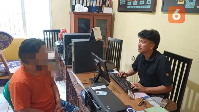 Pelaku tabrak mobil hingga warung saat diperiksa anggota Polsek Cibeureum Resor Sukabumi Kota (Liputan6.com/Istimewa).