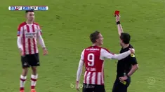 Hirving Lozano mendapatkan kartu merah akibat menyikut pemain lawan. This video is presented by Ballball.
