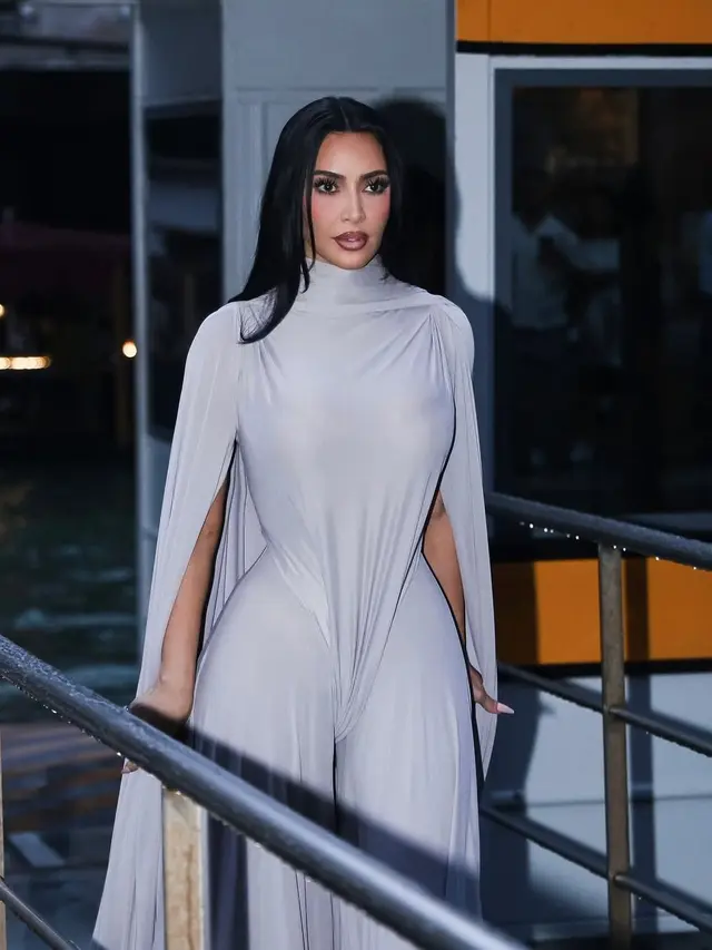Terima Penghargaan Kemanusiaan, Kim Kardashian Pakai Busana Jumpsuit Transparan