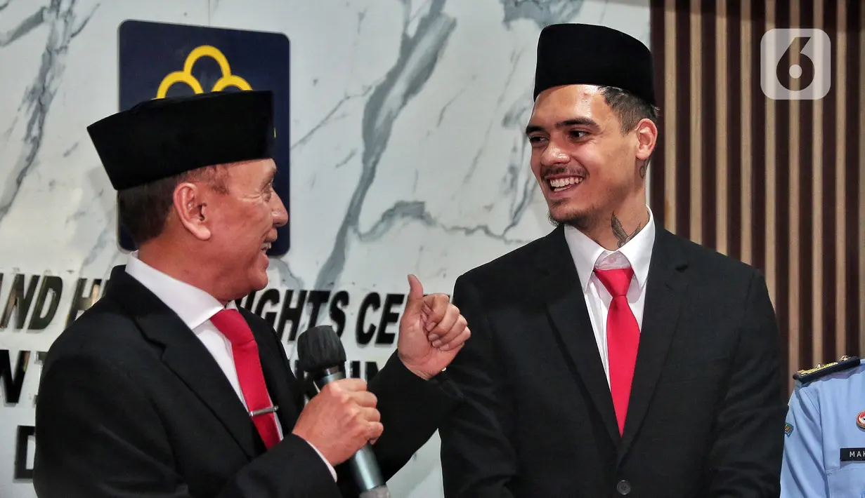 Pemain naturalisasi Shayne Pattynama (kanan) bersama didampingi Ketua Umum PSSI Mochamad Iriawan (kiri) saat acara pengambilan sumpah menjadi Warga Negara Indonesia (WNI) di Kanwil Kemenkumham DKI Jakarta, Selasa (24/1/2023). Shayne Pattynama diproyeksikan untuk memperkuat Timnas Indonesia pada Piala Asia 2023 mendatang. (Liputan6.com/Angga Yuniar)