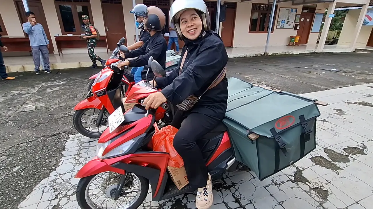 Relawan perempuan Dwi Lestari antarkan makanan gratis untuk para lansia. (Liputan6.com/Hendro Ary Wibowo)