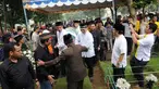 Setelah disemayamkan di rumah duka, jenazah ayahanda Nia Ramadhani, Priya Ramadhani dimakamkan, Sabtu (08/03/14) (Liputan6.com/Rini Suhartini)