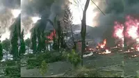 Gambar kobaran api pesawat jatuh diposting di Twitter. (Twitter/@karobukanbatakk)