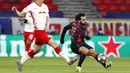 Striker Liverpool, Mohamed Salah, menendang bola saat melawan RB Leipzig pada laga Liga Champions di Stadion Puskas, Rabu (17/2/2021). Liverpool menang dengan skor 2-0. (AP/Laszlo Balogh)