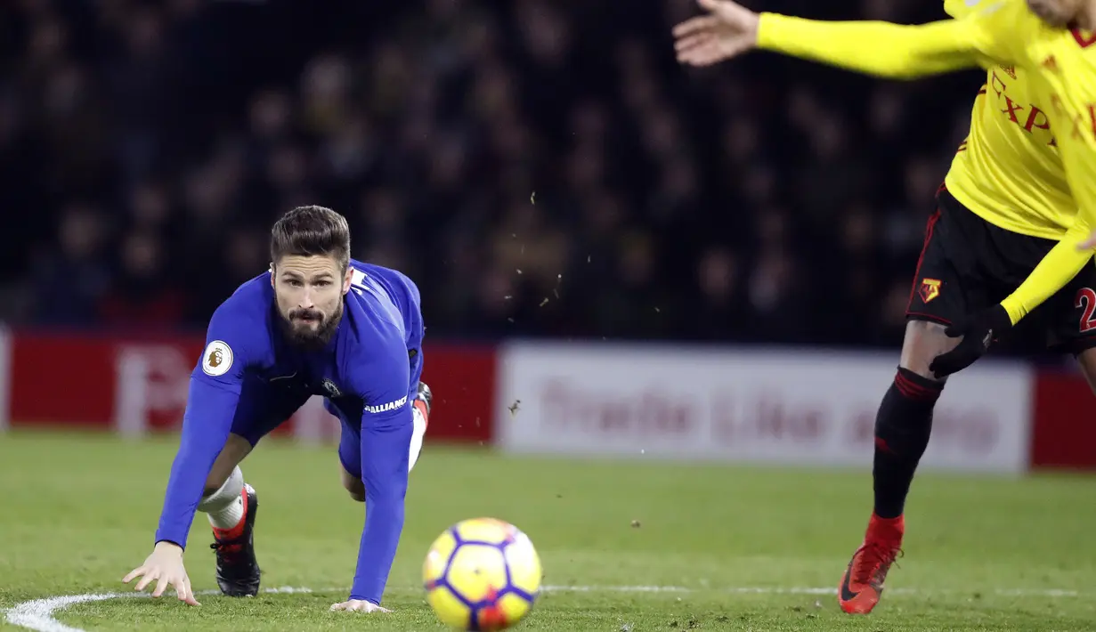 Pemain Chelsea, Olivier Giroud mencoba mengejar bola saat jatuh pada lanjutan Premier League di Vicarage Road stadium, London, (5/2/2018). Chelsea kalah 1-4. (AP/Frank Augstein)