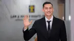 Pemain naturalisasi Indonesia, Jay Idzes memberikan pose saat menunggu pengambilan sumpah pewarganegaraan sebagai WNI di Kantor Wilayah Kementerian Hukum dan HAM, Cawang, Jakarta Timur, Kamis (28/12/2023). (Bola.com/Bagaskara Lazuardi)