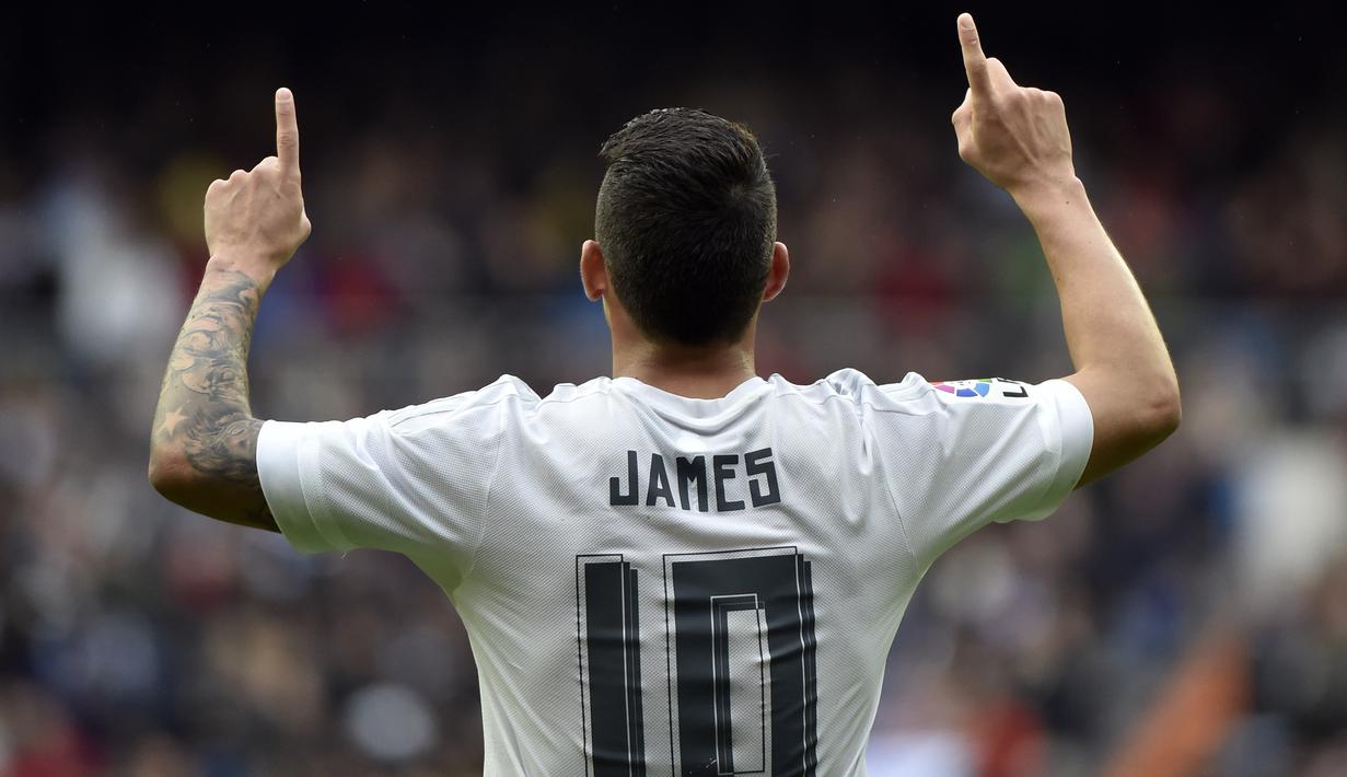 2. James Rodriguez, tidak menjadi pilihan utama dari pelatih Real Madrid, Zinedine Zidane membuatnya ingin pindah. Menurut Squawka, gelandang berkebangsaan Kolombia itu siap ditampung oleh MU. (AFP/Gerard Julien)