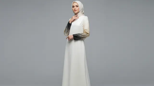 Gamis Polos Payet Ombre pada Ujung Lengan