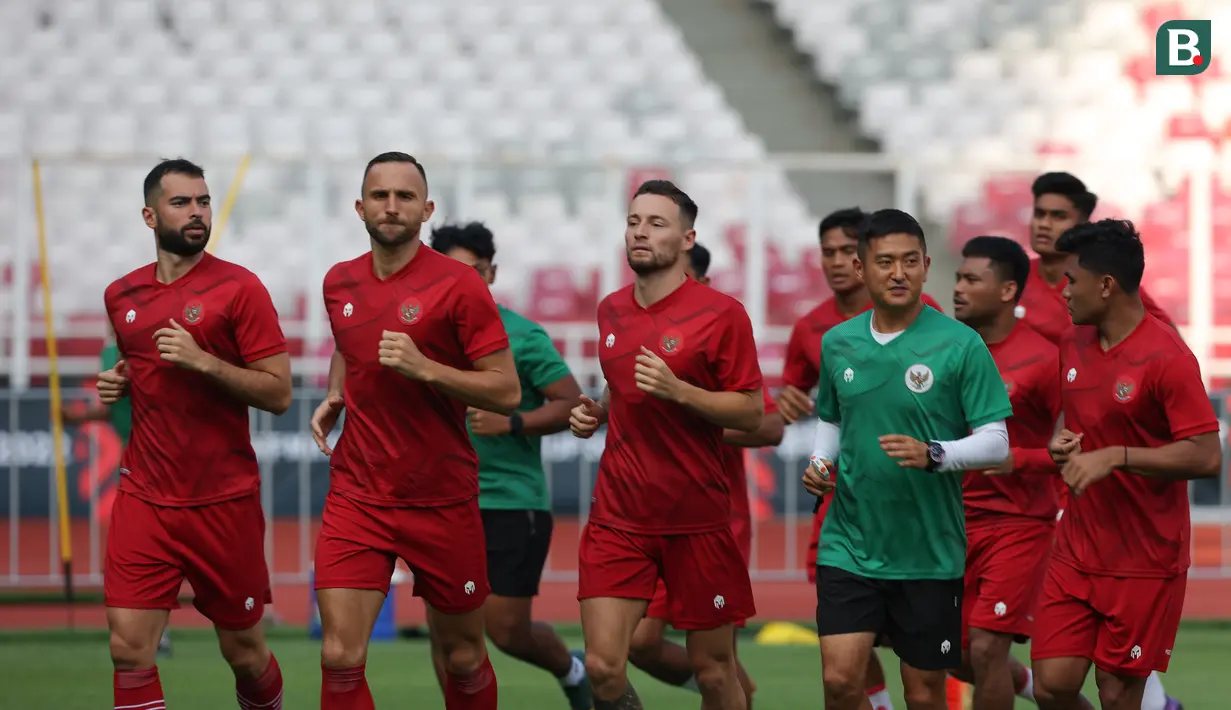 Para punggawa Timnas Indonesia berlari mengelilingi lapangan sebelum latihan dimulai di Stadion Gelora Bung Karno, Selasa (20/12/2022). (Bola.com/Abdul Aziz)