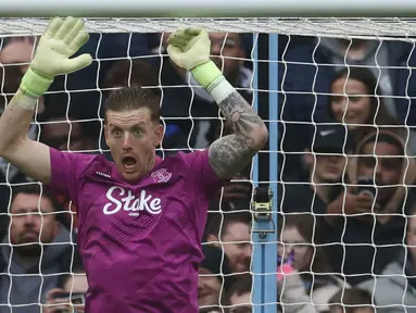 Kiper Manchester City, Jordan Pickford melakukan psywar saat pemain Manchester City, Erling Haaland bersiap melakukan tendangan penalti pada laga lanjutan Liga Inggris 2024/2025 di Etihad Stadium, Manchester, Inggris, Kamis (26/12/2024). (AFP/Darren Staples)