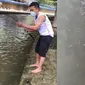 Mancing di Bawah Jembatan, Pria Ini Kaget Malah Dapat Buaya (Sumber: TikTok/@lancar28)