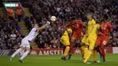 Kiper FC Sion Andris Vanins menghalau bola dari gempuran pemain Liverpool  dalam lanjutan Liga Europa UEFA  grup B di Anfield, Jumat (2/10/2015. Liverpool ditahan 1-1 FC Sion. AFP Photo / Oli Scarff