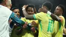 Pemain Brasil melakukan selebrasi setelah Endrick (tengah) mencetak gol ke gawang Spanyol pada laga FIFA Matchday yang berlangsung di Santiago Bernabeu, Madrid, Spanyol, Rabu (27/03/2024) WIB. (AFP/Pierre-Philippe Marcou)