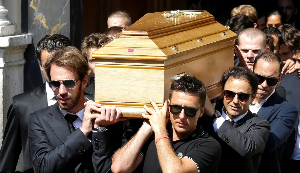 Pebalap F1, Jean Eric Vergne (kiri), Felipe Massa (kedua dari kanan), dan Pastor Maldonado (kanan), turut mengangkat peti jenazah Jules Bianchi. (AP Photo/Lionel Cironneau)