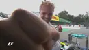 Ekspresi pebalap Mercedes, Nico Rosberg, setelah finis pertama dalam balapan F1 GP Italia di Sirkuit Monza, Italia, Minggu (4/9/2016). (Bola.com/Twitter/F1)