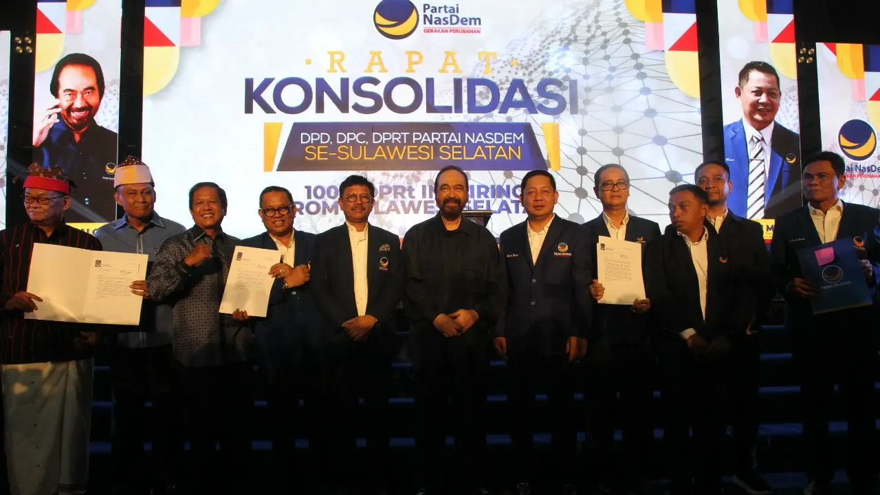 Ketua Umum DPP Nasdem Surya Paloh bersama cabup dan cawabup Sulsel.