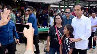 Presiden Joko Widodo mengunjungi Pasar Danga, Kabupaten Nagekeo, Provinsi Nusa Tenggara Timur (NTT)/BPMI Setpres/Muchlis Jr.