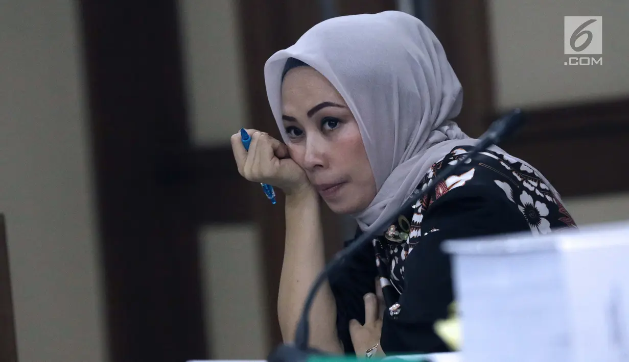 Terdakwa suap mantan anggota DPR Bowo Sidik Pangarso, Asty Winasti saat sidang lanjutan di Pengadilan Tipikor Jakarta, Rabu (26/6/2019). Sebelumnya, Asty didakwa melakukan suap 153.783 dolar AS dan Rp311,022 juta terkait kerja sama pengangkutan pupuk dengan PT HTK. (Liputan6.com/Helmi Fithriansyah)